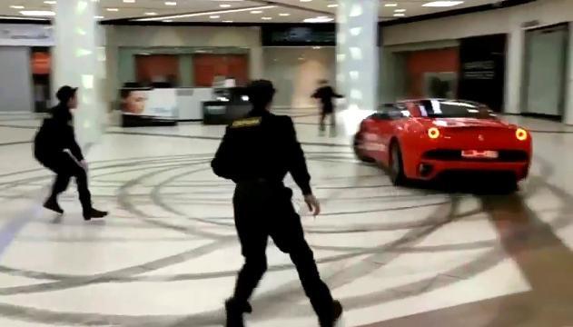 Terrore nel centro commerciale: Ferrari fa derapate