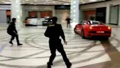 Terrore nel centro commerciale: Ferrari fa derapate