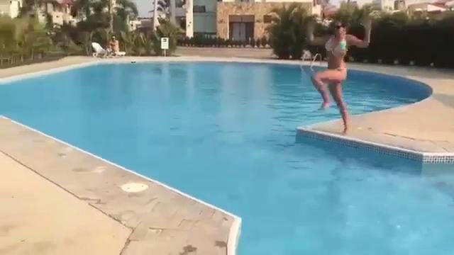 Vuole fare un tuffo in piscina ma prende male le misure