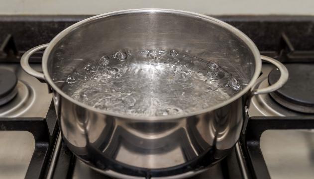 Mai bollire l'acqua più di una volta, diventa un veleno per il corpo #salute