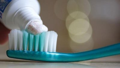 Come rimuovere le macchie di dentrifricio dai vestiti