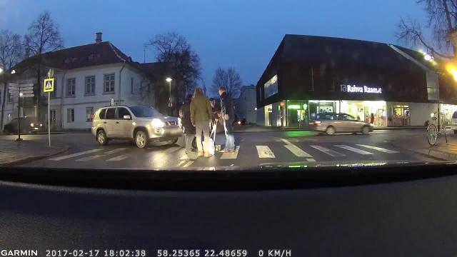 Aiuta una vecchietta ad attraversare ma quasi la uccide