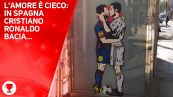 Messi e CR7: bacio appassionato a Barcellona