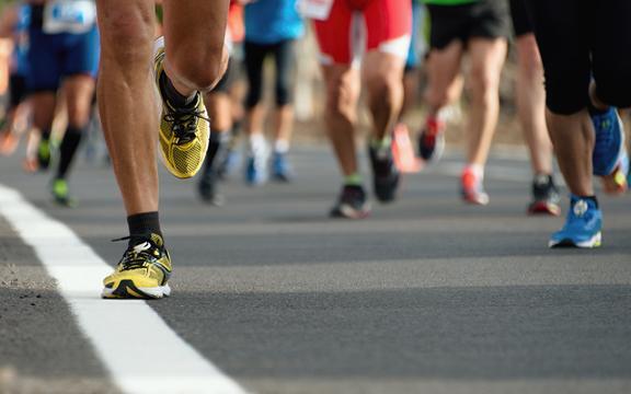 Maratona di Londra, si ferma a pochi metri dal traguardo e aiuta un atleta stremato dalla fatica