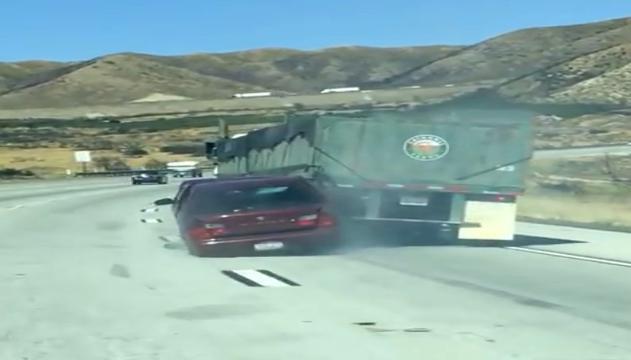 Incredibile in autostrada: camion trascina auto per chilometri