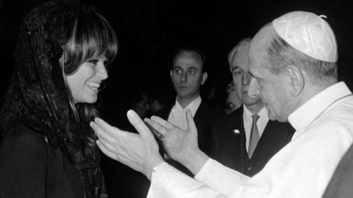 6 maggio: Le prime minigonne ad entrare in Vaticano