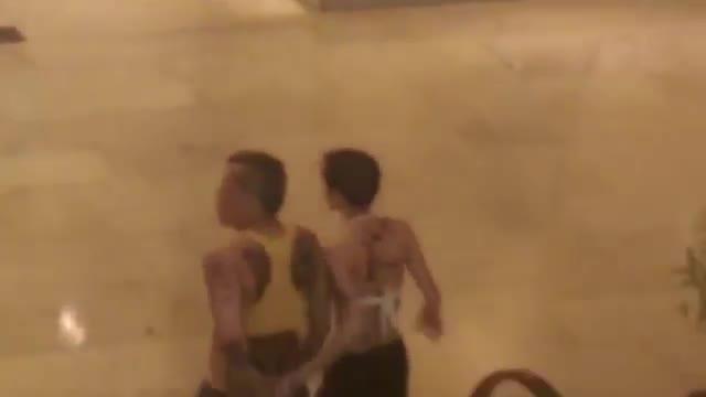 Thailandia, il re a spasso con una mini canotta