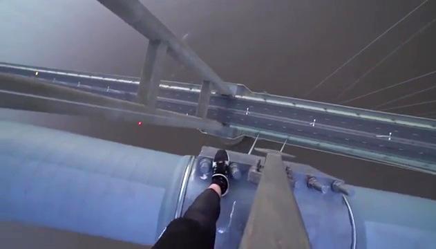 Passeggiata da brivido a 150 metri d'altezza senza protezioni