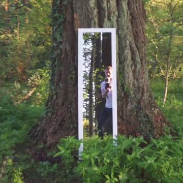 Questo ragazzo attraversa uno specchio, il trucco c'è ma non si vede
