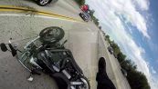 Dopo l'incidente, il motociclista 'viaggia' sul tetto dell'auto