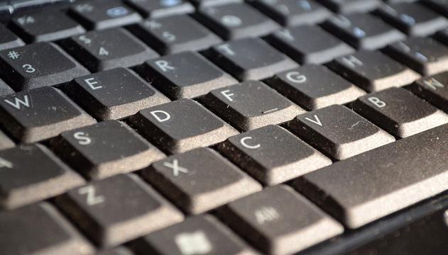 Come rimuovere la polvere dal mouse e dalla tastiera