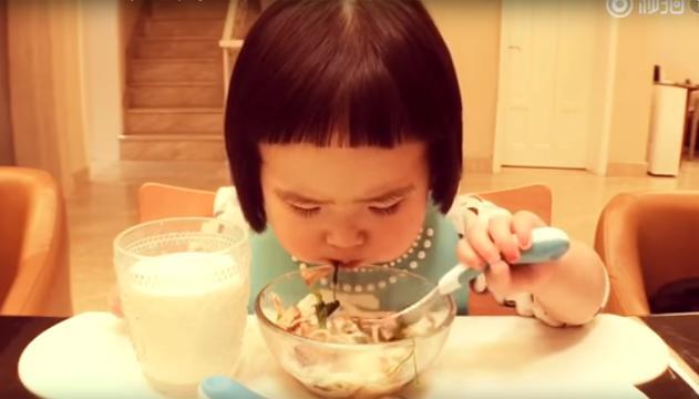 Xiaoman, la bimba 'mangiona' fa impazzire il web