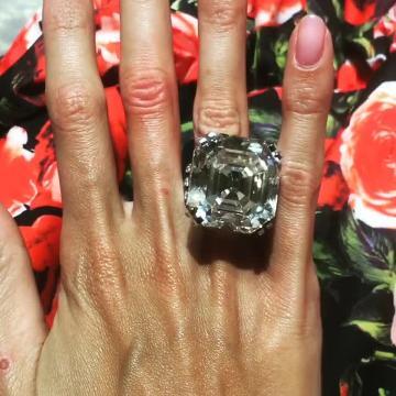 L'incredibile diamante da 70 carati sfoggiato dalla modella russa