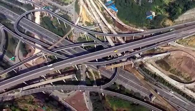Dedalo di strade: il pazzesco incrocio autostradale in Cina