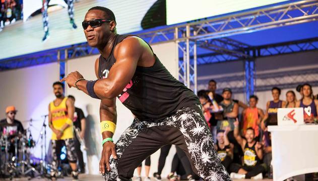 ONEY TAPIA A PASSO DI ZUMBA SUL PALCO DEL RIMINI WELLNESS