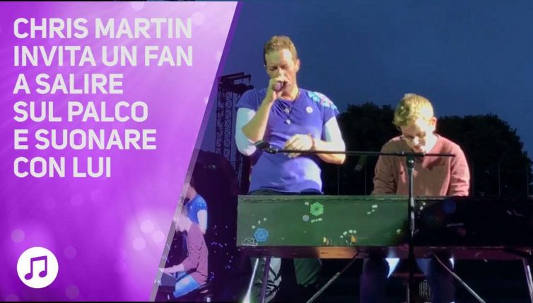 Sale sul palco e impressiona i Coldplay!