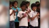 Il bambino perde il flauto per la recita: la punizione è virale