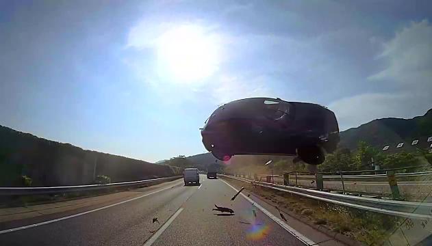 Drammatico incidente: l'auto decolla e si schianta sul bus