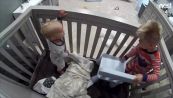 Il bambino aiuta il fratellino ad evadere dal box