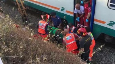 Scontro frontale tra due treni nel Salento