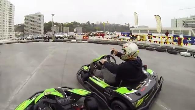 Vuole farsi un selfie sul go-kart: pessima idea