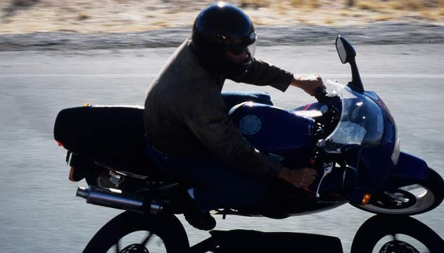Brasile, nido d'api dentro un casco da motociclista