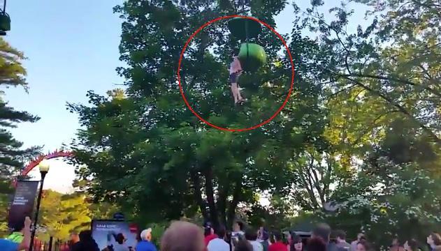 Paura al parco divertimenti: si lancia, presa al volo