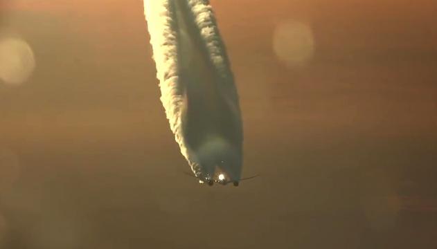 L'impressionante scia lasciata dall'aereo nel cielo
