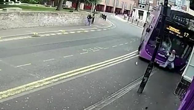 Centrato da un autobus, si rialza e va al pub