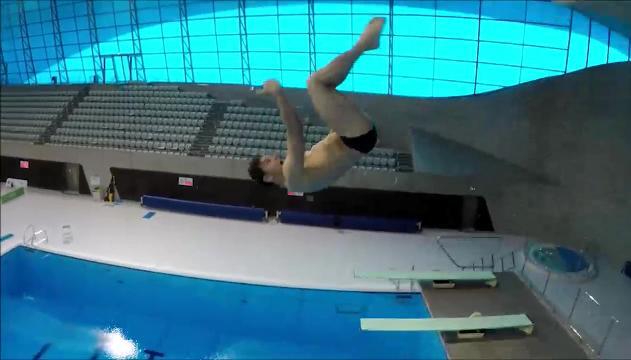 L'ultima moda? Il tuffo con selfie