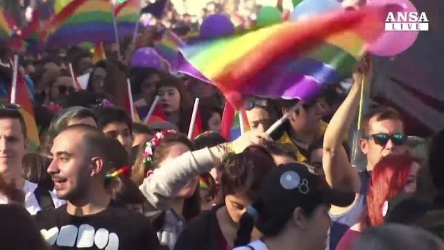 Orgoglio gay: in piazza anche Cile, Peru' ed Ecuador
