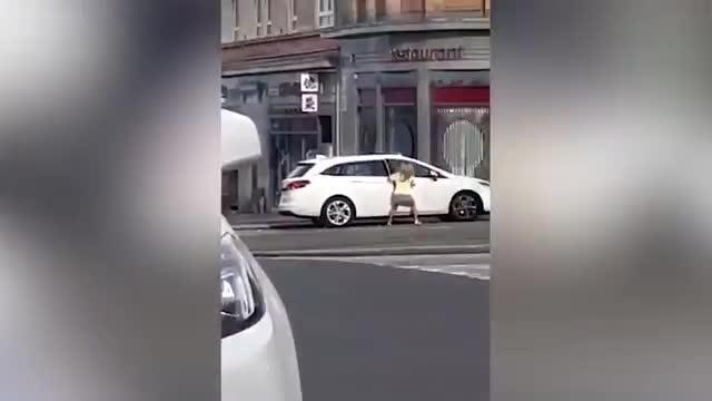 La lite tra marito e moglie finisce in strip tease e diventa virale