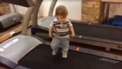 Il bimbo sfida il tapis roulant: il video è virale