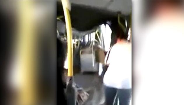 Manovra brusca: l'autobus si spezza a metà