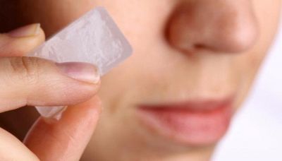 Ghiaccio sul viso prima del trucco: effetto portentoso