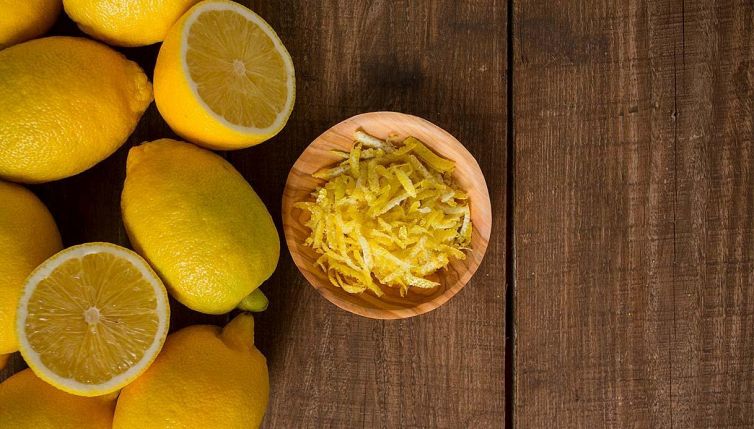 Non buttate via la scorza dei limoni: ecco come usarla