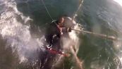 Shock in mare: kitesurfer si scontra con balena
