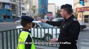 Il piccolo vigile che salva vite per le strade di Gaza