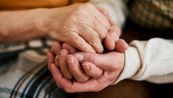 Passa il tempo, non l'amore: anziano pettina la moglie in ospedale