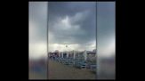 Tromba d'aria in Puglia: in spiaggia volano ombrelloni