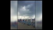 Tromba d'aria in Puglia: in spiaggia volano ombrelloni