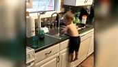 Bambino “sospeso” sul lavandino, mistero!