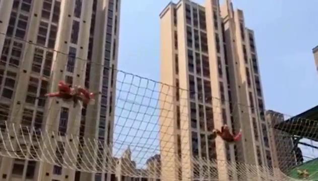 Pompieri come spiderman: l'incredibile esercitazione dei vigili del fuoco cinesi