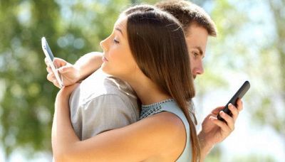 Come capire se il tuo partner ti tradisce online (e cosa fare)