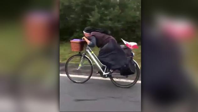 La suora più veloce del mondo conquista il web