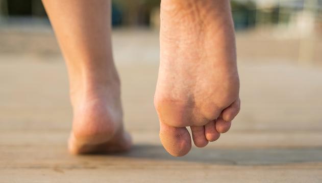 Come tenere in forma i piedi dopo i 50 anni