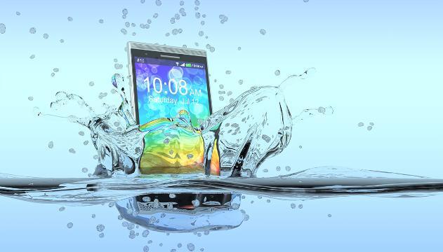 Lo smartphone caduto in acqua? Correte ai ripari