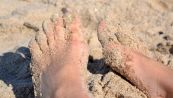 Il modo migliore per togliersi la sabbia dai piedi