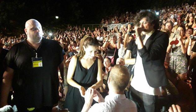 La proposta di matrimonio al concerto di Ermal Meta