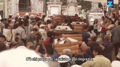 La processione più morbosa? Chiusi in una bara